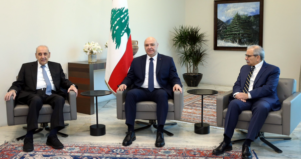 إجتماع إستثنائي للرؤساء الثلاثة عرض مُستجدات الوضع على الحدود الجنوبيّة
وتشديد على ضرورة الإنسحاب "الإسرائيلي" الكامل من الأراضي اللبنانيّة المحتلّة