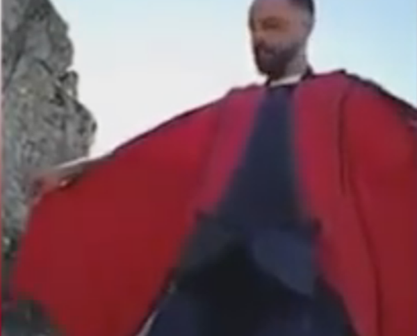 بالفيديو.. مغامر يبث لحظة موته مباشرة عبر "فيسبوك"