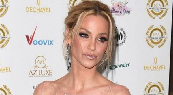 المغنية البريطانية سارة هاردينغ تفارق الحياة في عز شبابها لهذا السبب