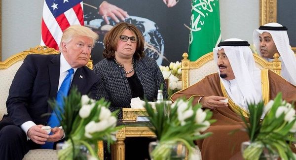بعد اتهام طالب سعودي... ترامب: الملك سلمان اتصل بي وقدم التعازي في ضحايا القاعدة العسكرية