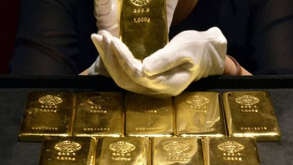 الذهب يهبط إلى أدنى مستوى في شهرين
