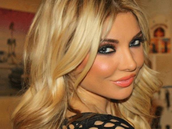 آخر ما يتوقعه الجمهور.. ميريام كلينك تنشر صورتها في الحمام