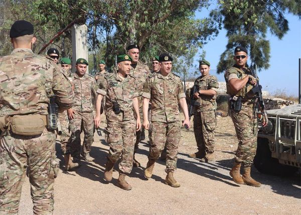 بالصور: قائد الجيش يتفقد الوحدات العسكرية في زوطر الغربية