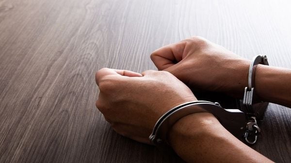 قوى الأمن تداهم شبكة مخدرات في بئر حسن... توقيف شخصين وملاحقة متورطين