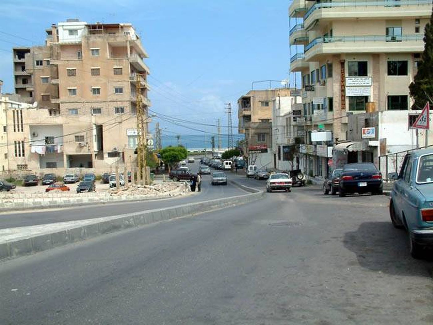 تشقق الطريق في هذه المنطقة جراء الهزة الأرضية