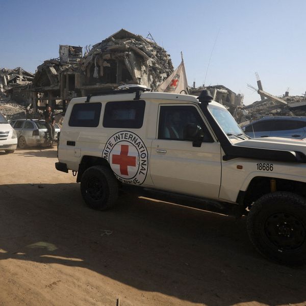 قافلة من الصليب الأحمر الدولي توجهت قبل قليل باتجاه بلدة الناقورة لتسلم الأسرى