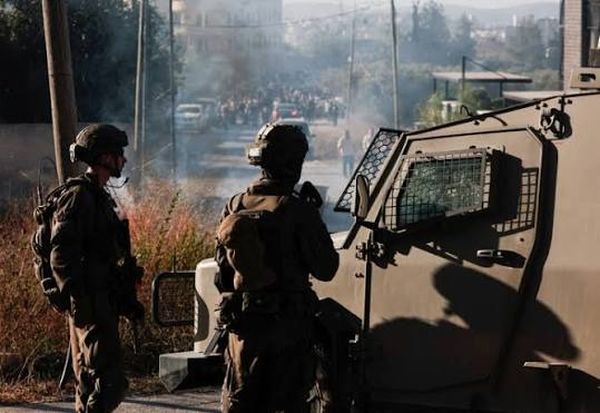 "الجزيرة": قوات الاحتلال تطلق قنابل الغاز تجاه مواطنين وصحفيين في بلدة أوصرين في نابلس بالضفة الغربية