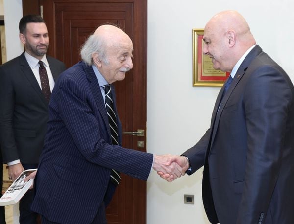 جنبلاط يختلف مع عون ولا يشكل جبهة ضدّه... ماذا وراء موقفه؟