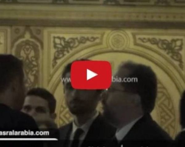 بالفيديو - التقاء أحمد عزّ وزينة في عزاء محمود عبد العزيز بعد أن نعتته بـ"الدجاجة"... ماذا حصل؟!