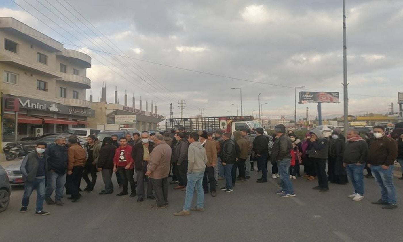 أهالي بعلبك يقطعون الطريق الدولي مطالبين بالعفو العام