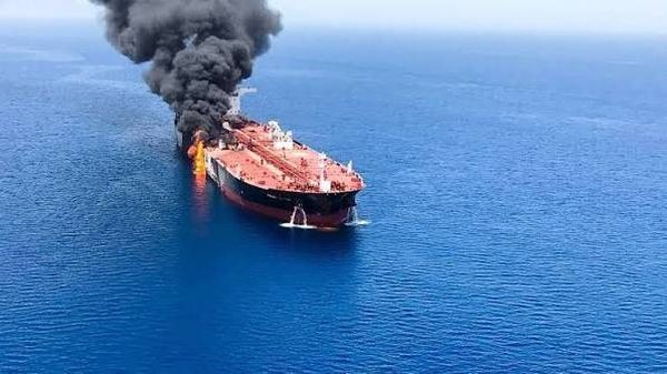 إخلاء ناقلة نفط بعد استهدافها في مضيق هرمز
