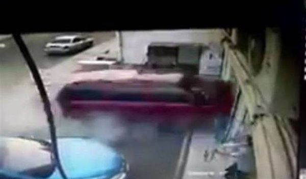 بالفيديو.. سيارة تقتحم صالون حلاقة وتقتل شخصين في مكة