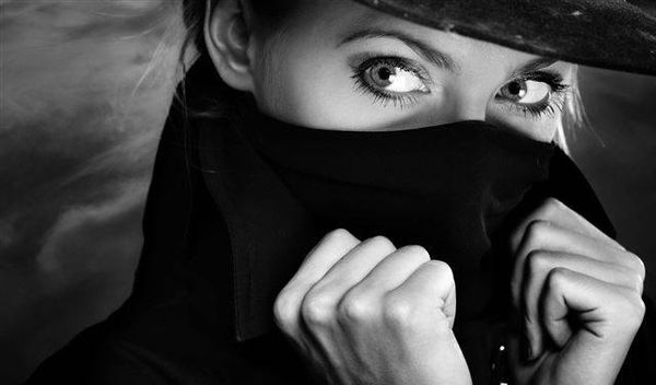 من شولا الى عشيقة عيتاني.. إغواء العملاء خلف ستار الجمعيات!