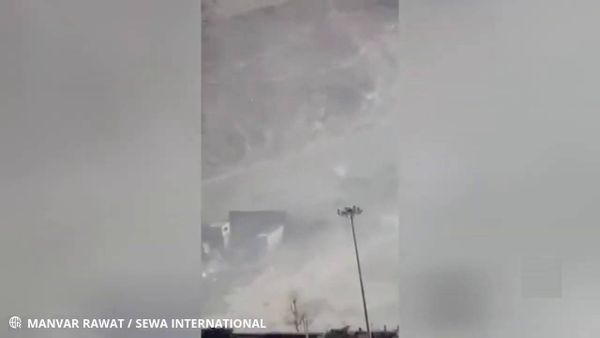 فيديو جديد يظهر لحظة انهيار كتلة جليدية ضخمة قتلت عشرات الهنود