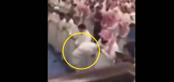 (فيديو) جن يصرخ بأعلى صوت اثناء الصلاة!