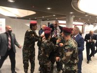 فيديو- عراك في البرلمان العراقي يتسبب بنقل رئيس السن إلى المستشفى