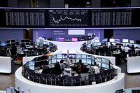 الأسهم الأوروبية ترتفع مع تراجع النفط وهدوء أسواق السندات