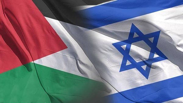 مستوطنون يهود يعلقون أعلام فلسطين على أعمدة الإنارة بالضفة الغربية