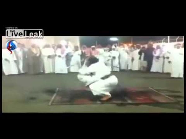 بالفيديو سعودي يصيب نفسه بالبندقية اثناء الرقص