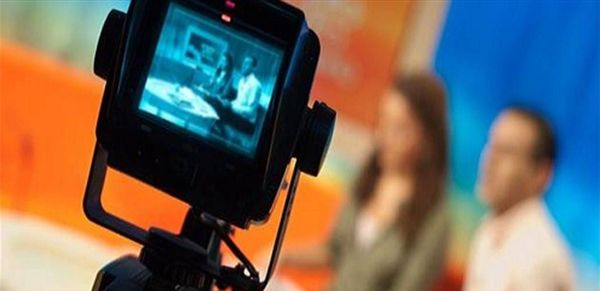 مذيعة بارزة تُناشد: والدتي اختطفت من المنزل.. ومكافأة بقيمة 50 ألف دولار لمن يُدلي بمعلومات عنها