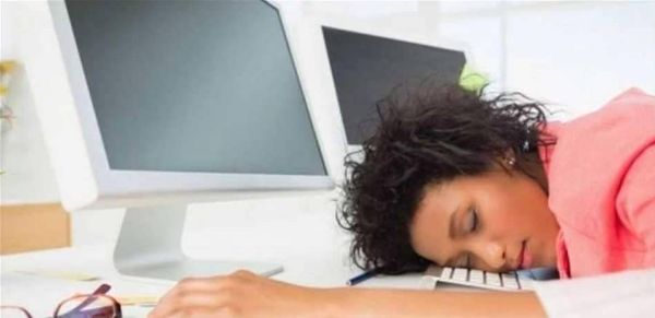 أطعمة تشعرك بالنعاس أثناء العمل.. تجنب تناولها