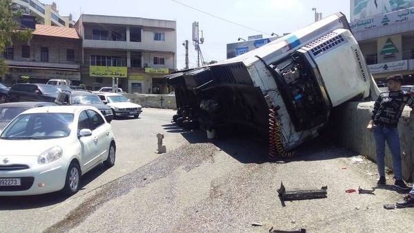 إنقلاب صهريج مياه على منعطفات الكحالة