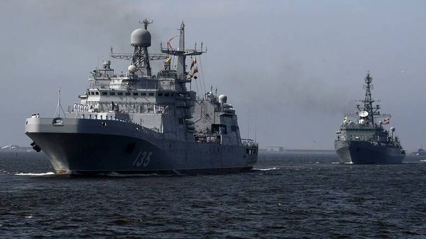 بوتين يطلق عملية بناء سفينتي إنزال جديدتين في أقصى غرب روسيا