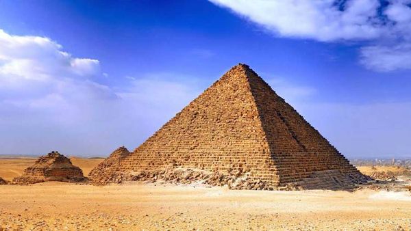 العلماء: هرم خوفو مائل في اتجاه الشرق