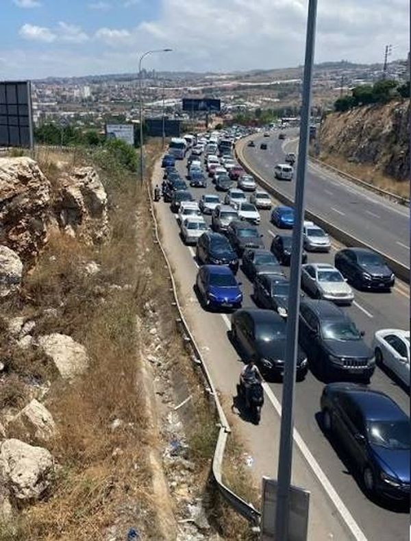 التحكم المروري: 3 جرحى نتيجة تصادم بين 5 مركبات على أوتوستراد الرميلة باتجاه صيدا ودراج من مفرزة سير بعبدا يعمل على المعالجة.