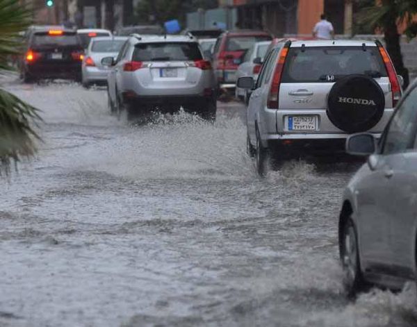 عاصفة أمطار.. سيول قمامة.. أخطار صحية.. كارثة بيئية.. عجز سياسي..