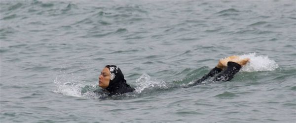 عدوى البوركيني إنتقلت من فرنسا إلى هذه الدولة العربية.. شاهدوا ما حصل مع نادين!