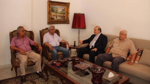 سعد عرض وسفير فلسطين لدى البحرين لأوضاع المخيمات