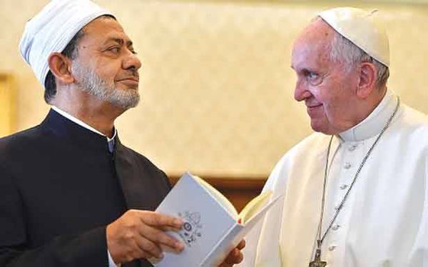 قمة تاريخية وودية جداً
بين بابا الفاتيكان وشيخ الازهر
