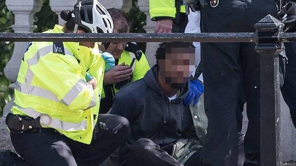 اعتقال رجل يحمل سكيناً أمام قصر باكينغهام في بريطانيا  قبيل مرور الملكة إليزابث