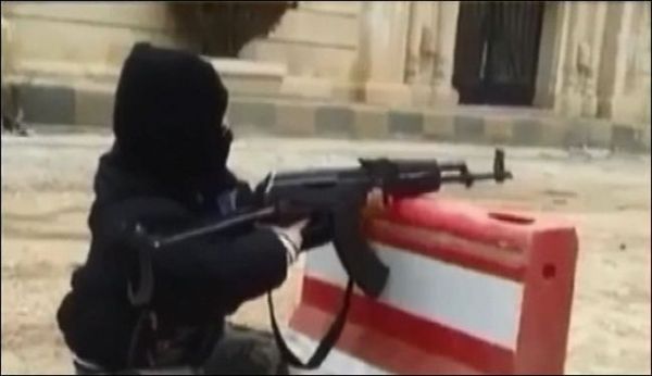 يحملون الأسلحة عوضاً عن الكتب والألعاب...
عندما ينخرط الأطفال في عالم الحروب
