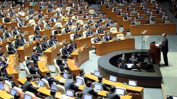 بعد اتهامه بقبول رشاوى...عضو في البرلمان ينتحر!