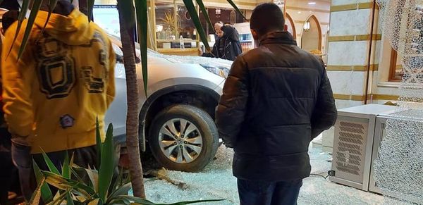 سيارة تقتحم متجراً للحلويات في طرابلس