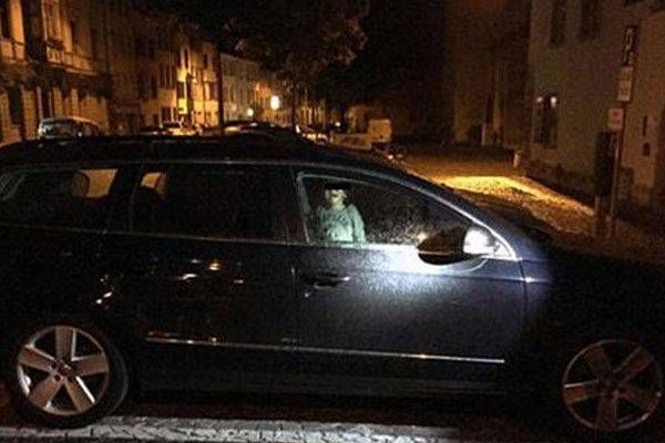 بالصور- طفل محبوس في سيارة والأم ترقص في احد المقاهي