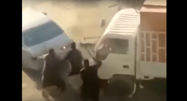 بالفيديو...شجار ينتهي بدهس 3 مصريين بشكل مروع في الكويت