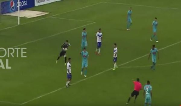بالفيديو.. حارس يسجل بتسديدة خارقة من منطقته!