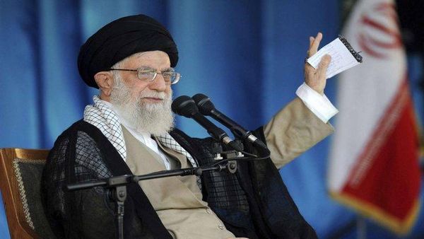 خامنئي يضيف قوات الدفاع الجوي كقوة رابعة أساسية للجيش الإيراني‎