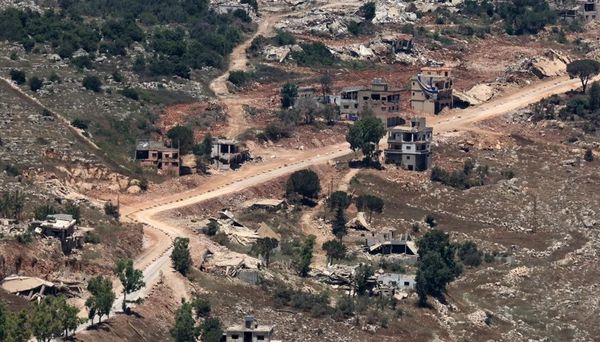 مصدر أمني لـ "سكاي نيوز عربية": تأجيل تسليم الأسرى اللبنانيين الـ 4 من قبل الجانب الإسرائيلي للصليب الأحمر الدولي إلى الساعة 11 من صباح غد الجمعة.