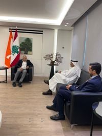 باسيل يلتقي السفير الكويتي... دعم لبنان وتصريف التفاح في الأسواق الكويتية