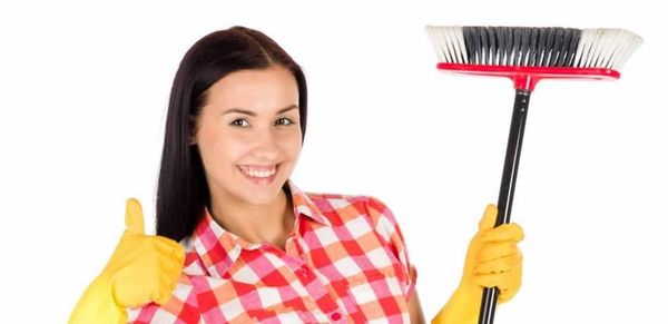 تريدين خصراً نحيفاً؟ استخدمي عصا المكنسة