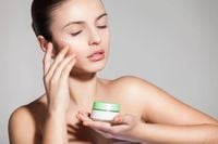 ما هو الريتينول وكيف يعمل على محاربة التجاعيد؟