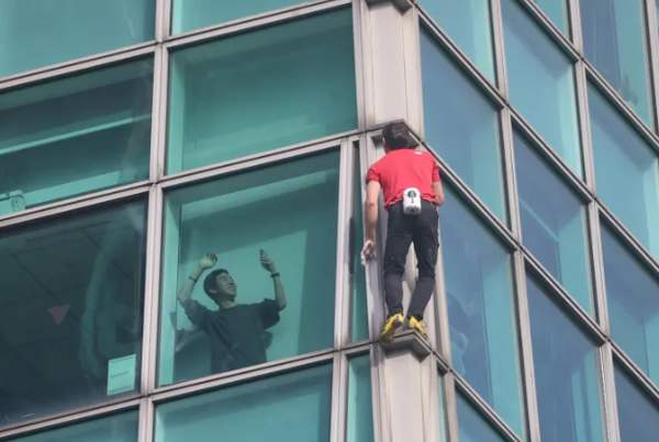 مشهد صادم... تسلق برجًا بيديه العاريتين