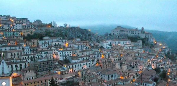 في ايطاليا.. بلدة ساحرة تقدم 10 آلاف دولار لمن يهاجر إليها