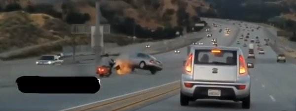 بالفيديو: محاوله قتل سائق دراجه ناريه انتهت بحادث مروع