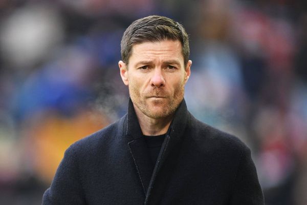 مهلة لإنقاذ وظيفته... ألونسو يهدد مستقبل سلوت مع ليفربول