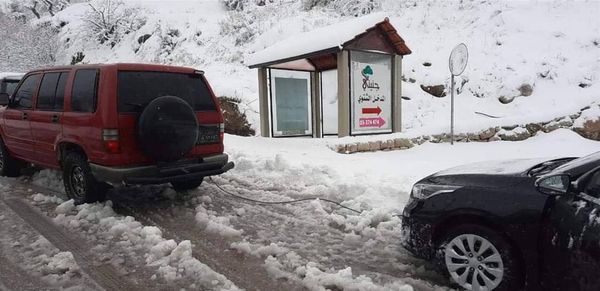 إنقاذ مواطنين احتجزتهم الثلوج على طريق عام عنايا- مشمش